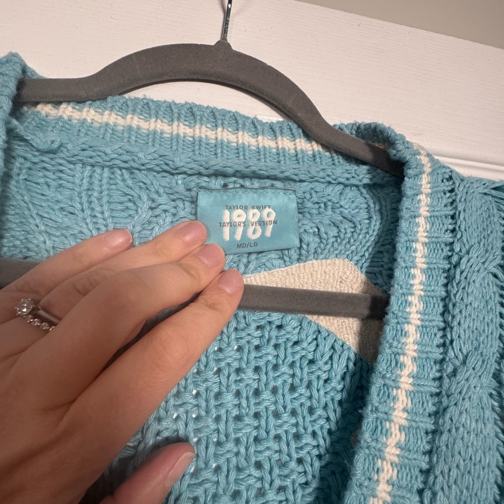 Taylor Swift 1989 M/L Authentic Cardigan
